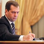 Дмитрий Медведев разрешил тяжелым грузовикам подъезжать к магазинам для разгрузки товара