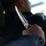 В Великом Новгороде задержан преступник, под угрозой ножа ограбивший таксиста на Хутынской