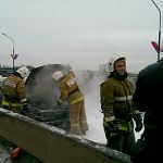 На мосту Александра Невского горит машина 