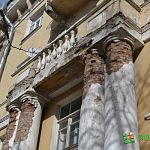 Фотофакт: с фасада многоквартирного дома в Боровичах осыпаются камни