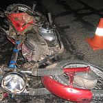 В Новгородской области пьяный водитель сбил мотоциклиста и пассажирку без шлемов