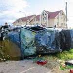 В Великом Новгороде автомобиль въехал в выбоину и перевернулся 