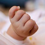 Следственные органы выясняют обстоятельства смерти годовалого ребёнка под Боровичами