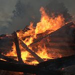 В Боровичском районе пожар уничтожил дом, два трактора, УАЗ, баню и дровяник