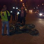 В Великом Новгороде мотоциклист сбил пешехода и ударился о фуру