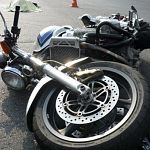 Под Шимском на ремонтируемом участке дороги разбился мотоциклист