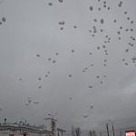 В Великом Новгороде выпустили в воздух 224 белых шара в память о погибших в авиакатастрофе