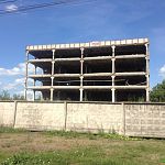 Владельца участка под недостроенным зданием «Волны» оштрафовали 
