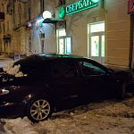 В Великом Новгороде машина врезалась в дом 