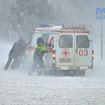 Сугробы мешают машинам скорой помощи добраться до больниц в Великом Новгороде
