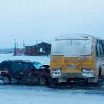 В Старорусском районе легковой автомобиль врезался в школьный автобус, который только что развез детей по домам. Жертв нет 