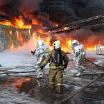 Сотрудники МЧС завершают тушение пожара в Великом Новгороде