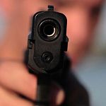 В городе Пестово разбойник выстрелил в жертву из пневматического пистолета 