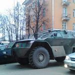 В Великом Новгороде столкнулись автомобиль с бронеавтомобилем 