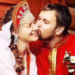 На Красную горку в Новгородской области играют свадьбы  более 40 пар