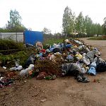  Читатели: в Радоницу на Западном кладбище нас встречала гора неубранного мусора
