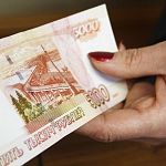 Новгородская продавщица расплатилась за кредит фальшивой купюрой 
