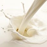 Россельхознадзор: производители подмешивают в молоко крахмал, мел, мыло, соду, известь, борную или салициловую кислоты и даже гипс