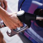 Угонщик из Петербурга по дороге украл бензин в Новгородской области 