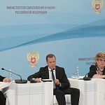 Дмитрия Медведева поразило количество ненужных отчетов, которое приходится готовить учителям  и директорам школ