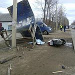 В Новгородской области водитель разбился, врезавшись в остановку 