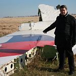 Максим Григорьев открыл в Великом Новгороде выставку «Обыкновенный фашизм», посвящённую войне на Донбассе 