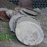 Жители Великого Новгорода украли пять канализационных люков на одной улице