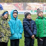 В Великом Новгороде под дождиком состоялось посвящение юных футболистов
