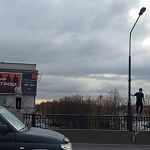 Фотофакт: «городские акробаты» пощекотали нервы водителям на мосту Александра Невского