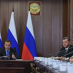 Дмитрий Медведев: в России по Конституции не может быть ответственности за тунеядство