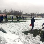 Игроки «Динамо» чистят в Великом Новгороде футбольное поле от снега 