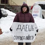 Областной суд отменил решение о штрафе для пикетчицы, вышедшей на дорогу в день приезда Путина 