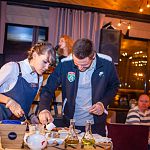 На кулинарном вечере игроки «Тосно» приготовили для новгородских болельщиков мраморную говядину