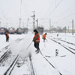 Железнодорожники на ОЖД занимаются снегоборьбой 