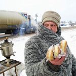 В Крестцах с трассы «Россия» убрали «домики» торговцев пирожками 