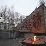 В Старой Руссе сожгли один из венков у мемориала Славы в парке Победы