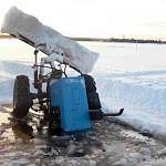 Житель Валдайского района поехал на рыбалку на тракторе и ушёл с ним под лёд
