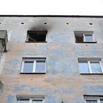 В Великом Новгороде спасатели и гвардейцы вывели женщину с двумя детьми из горящей квартиры