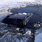 Мужчина и ребёнок спаслись из провалившейся под лёд машины 