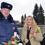 В честь 8 Марта инспекторы ГИБДД дарили новгородкам цветы. Серьёзных происшествий с участием женщин – не было 
