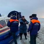 Сотрудники МЧС спасли и наказали рыбаков, застрявших на снегоходе на Ильмене
