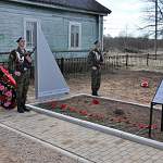 На братской могиле ополченцев Кировского района под Батецким открыли стелу