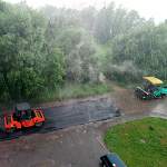 Фотофакт: сильный дождь не помешал рабочим укладывать асфальт на Большой Санкт-Петербургской