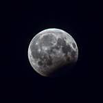  Фотофакт: Корреспондент «Ваших новостей» поймал затмение Луны в Великом Новгороде