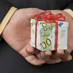 Российским чиновникам могут разрешить получать взятки… в виде дорогих подарков