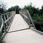 Меры приняли: мост в Крестцах подпёрли бревном