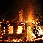 В Любытино ночью полностью сгорел жилой дом