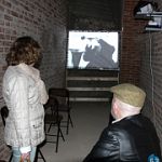 В стене кремля показывают кино