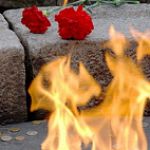 Торжественная церемония зажжения факела у мемориала «Огонь Вечной Славы»
