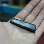  В Старой Руссе археологами обнаружена половинка серебряного денежного слитка весом около 100 грамм